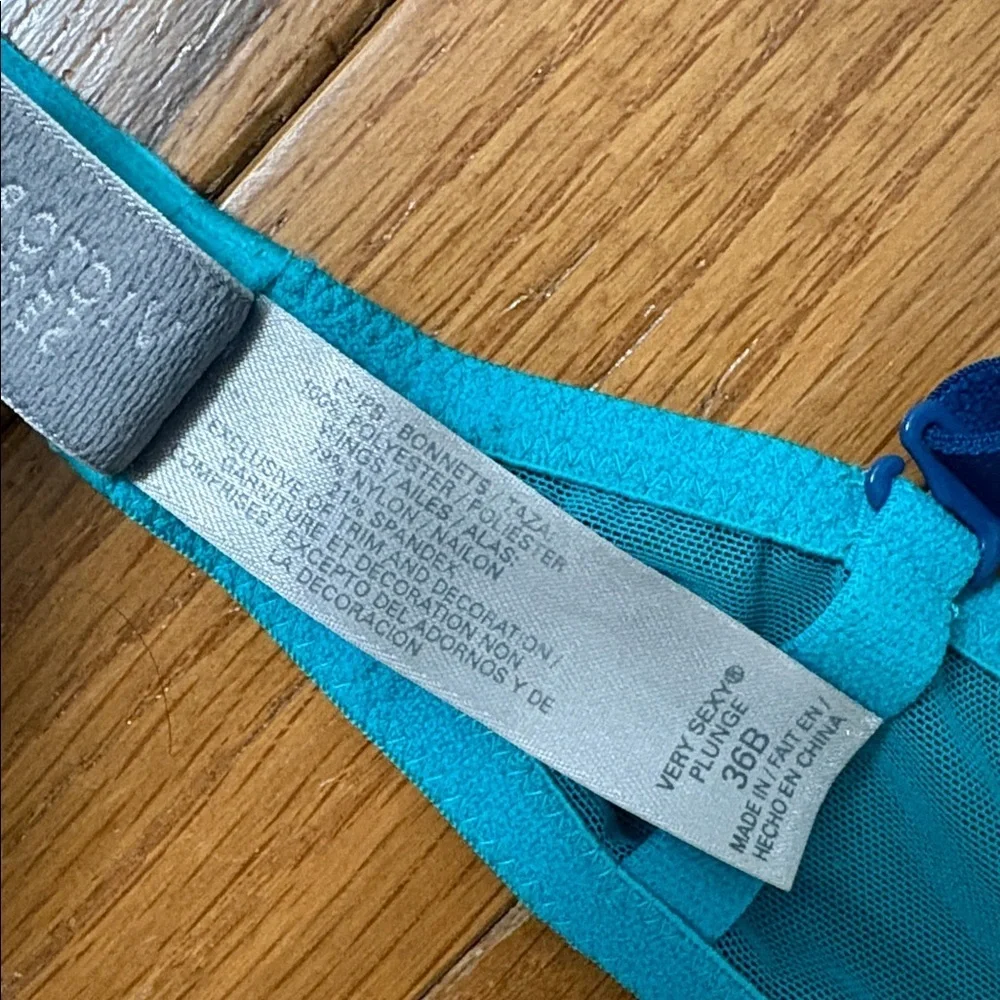 Victoria's Secret Very Sexy Plunge Teal Blue Lace Bra Size 36B Vintage